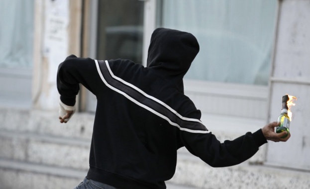 Деветокласник нападна с брадва и "Молотов" съучениците си