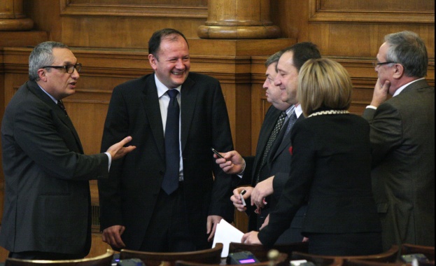 БСП и ДПС с пълно мнозинство - вятър и мъгла