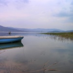 Гребем в пробита лодка...