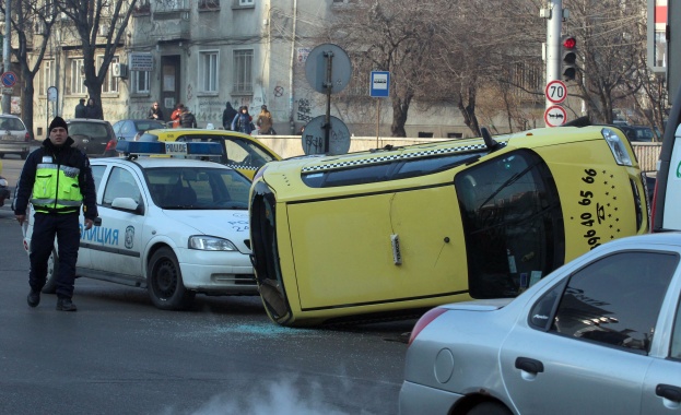 Пиян таксиметров шофьор блъсна девет коли в София