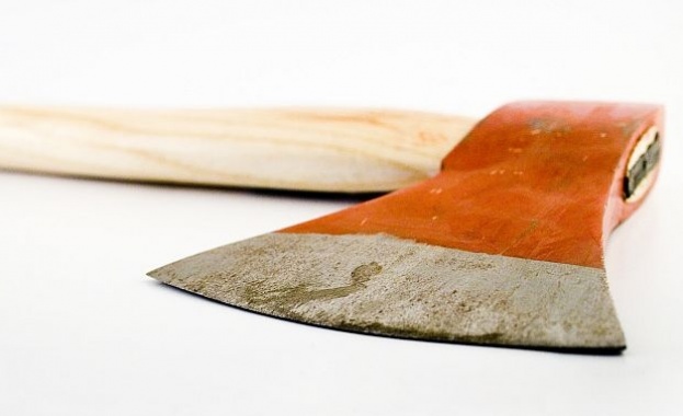 Шизофреник посече майка си с брадва 