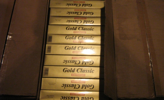 412 бокса цигари, укрити в парафинови блокчета, задържаха на Кулата