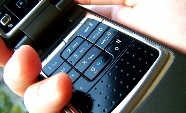 Германия иска да събира данни от телефони на бежанци