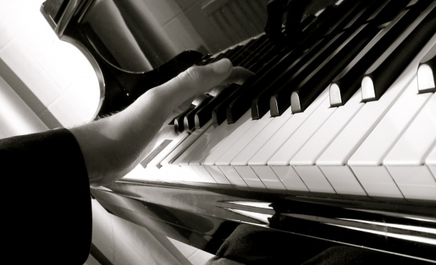Пианистка влиза в затвора заради многочасови репетиции?
