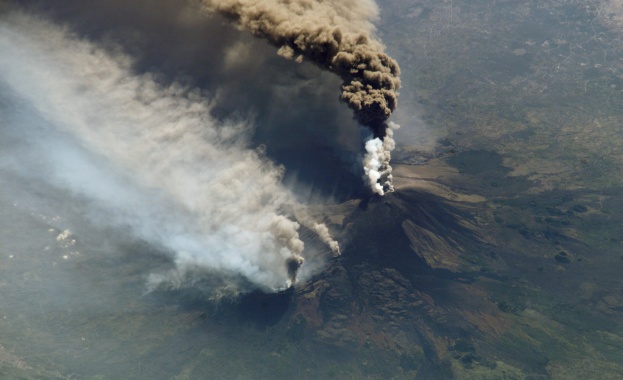 Етна продължава да изригва