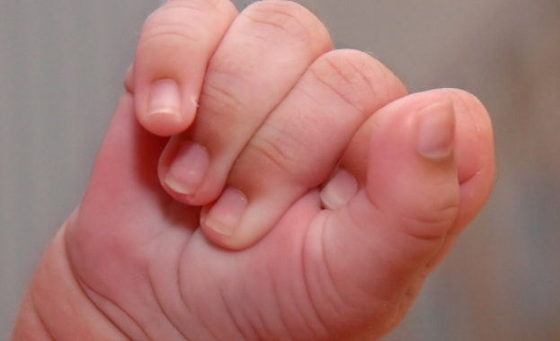 Болница отглежда два месеца момченце без ЕГН и малко име