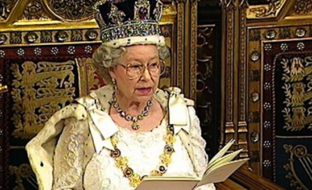 Кралицата връчва ордени за принос на звезди 