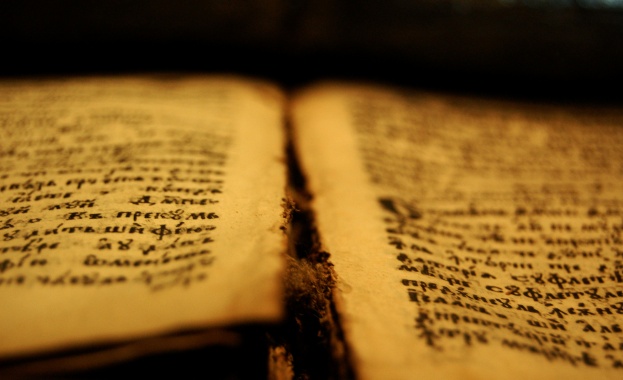 Показват съкровища от Богословската библиотека