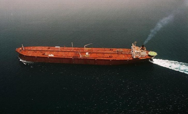 Противокорабна ракета повреди петролен танкер в Аденския залив вчера но