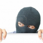 Крадци си направиха пикник на свещи в немски магазин