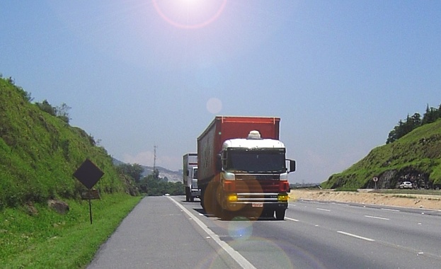 Конвой от 31 български тежкотоварни превозни средства потегли от италианско словенската