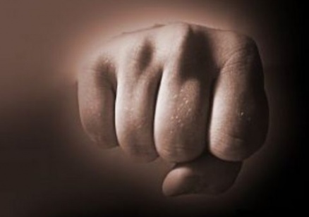 Арест за 20-годишен, пребил малолетната си сестра