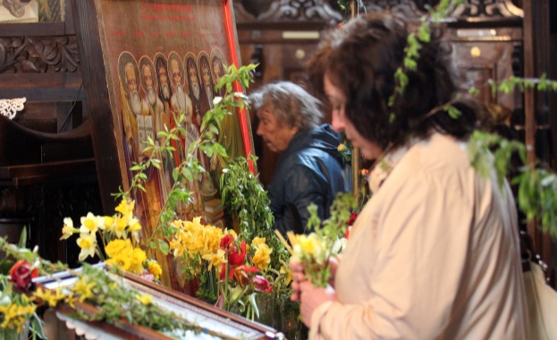 Празнуваме Цветница Традицията повелява в храмовете да се раздават осветени
