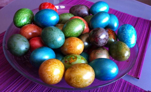Омбудсманът боядисва 1 000 яйца с деца на Велики четвъртък