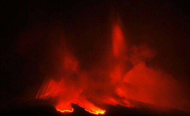 След 6 месеца изригвания вулканът Етна вече е по-висок и има нов връх