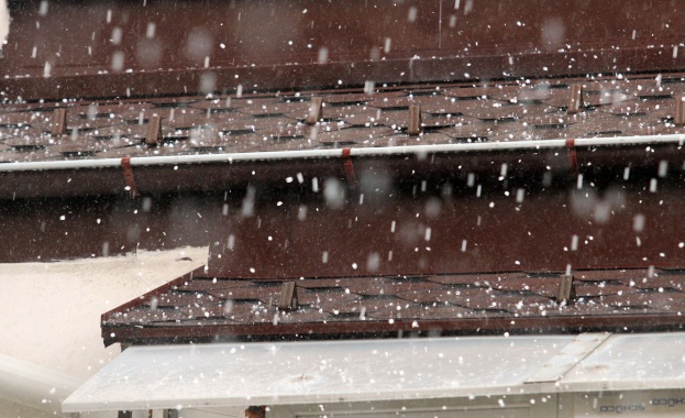 Проливен дъжд придружен с градушка наводни снощи новопазарското село Зайчино