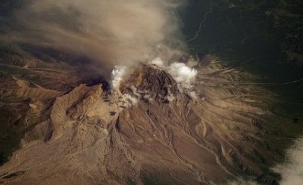 Вулканът Шивелуч на полуостров Камчатка изхвърли стълб от пепел на