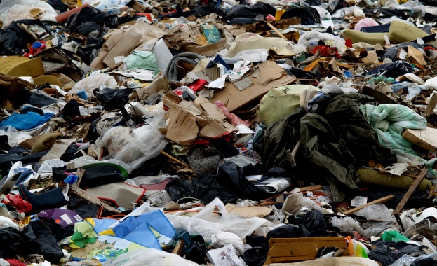 Зрителка на БТВ сигнализира за гигантска маса плаващ боклук който