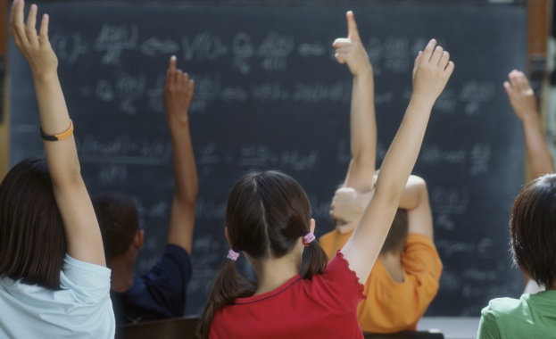 НПО настояват министър Клисарова да оттегли предложението за един учебник 