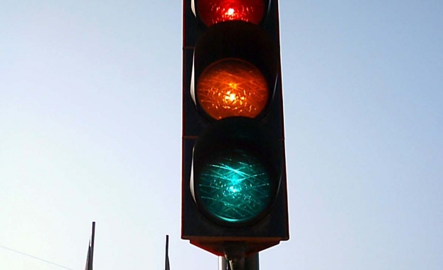 Предупредителното мигане на светофарите в София остава в историята Оказва