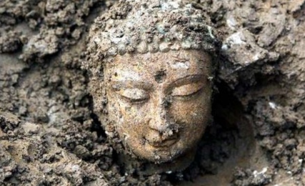 Не живейте в миналото не мечтайте за бъдещето концентрирайте ума