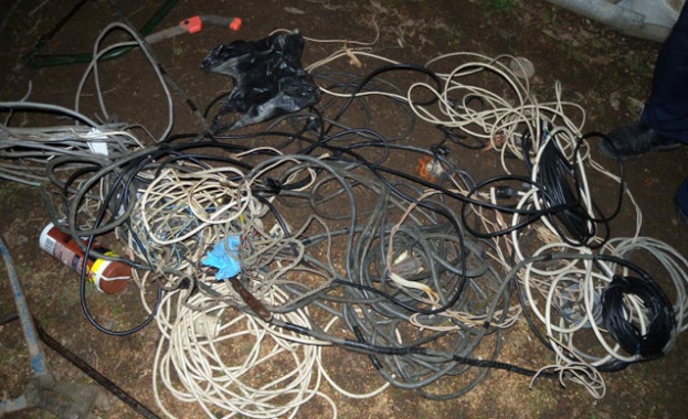 Кражби на кабели от шахти оставиха без ток част от центъра на Бургас