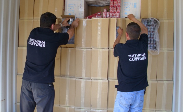Митнически служители от ТД Митница Русе задържаха 318 000 къса 15