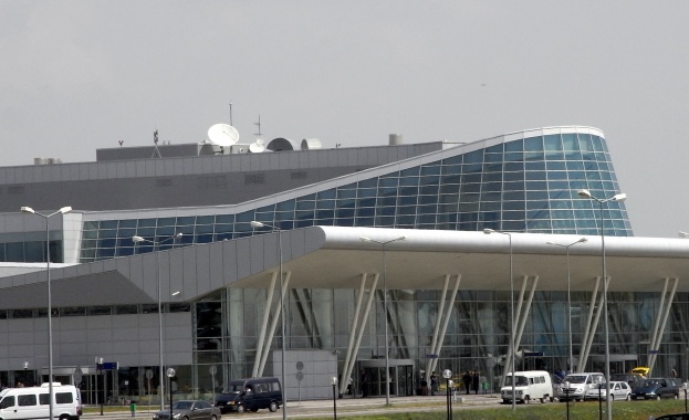 Уволняват служителката на летище "София", която съобщи, че има бомба в буса