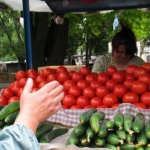 Доматите и ябълките поскъпват, основните продукти поевтиняват