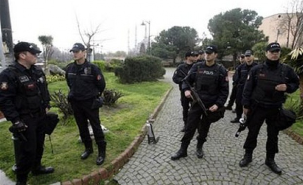 Турските власти издадоха заповеди за арести на над 200 военни, заподозрени във връзки с ФЕТО