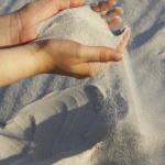 Водата по замърсените с мазут плажове не е опасна за къпане