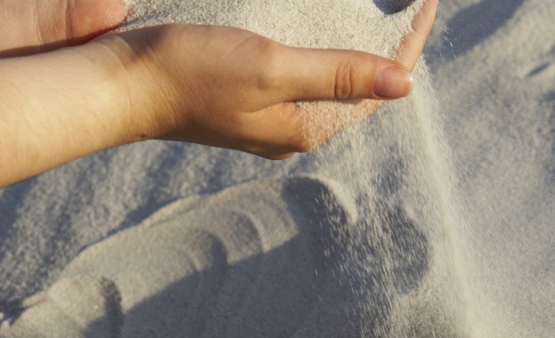 Водата по замърсените с мазут плажове не е опасна за къпане