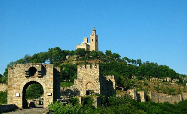 Крепостта Царевец във Велико Търново е един от първите в