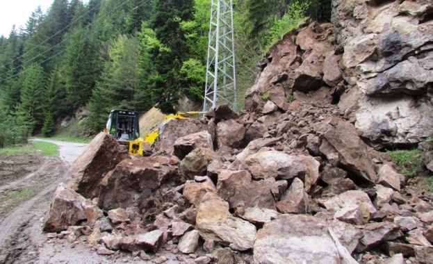 Паднали камъни затрудняват движението по пътя Нови Искър-Своге