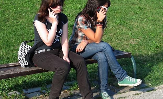 Роумингът в балканските страни, извън ЕС, поевтинява от юни догодина