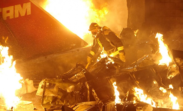 Нанесени са щети на жилищни сгради автомобили изгоряха Най малко двама
