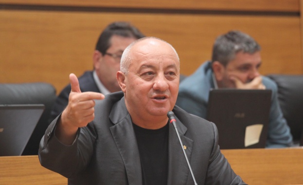 Георги Гергов: Главата на БСП не е на гилотината