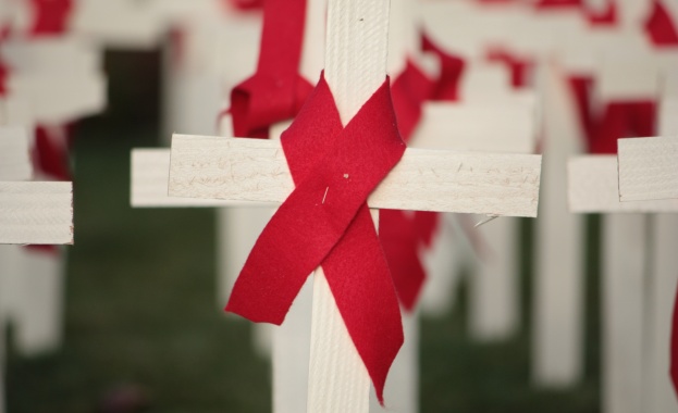 С огнена панделка БМЧК отбелязва Световния ден за борба срещу ХИВ/СПИН 