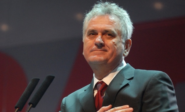 Автобус смачка колата на сръбския президент