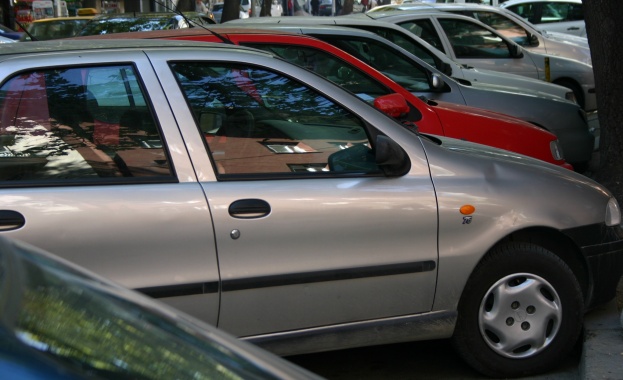 Собственици дължат хиляди левове за престоя на колите си на наказателен паркинг  