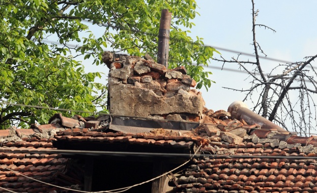 Над 10 комина паднали в Хасковско, село остана без ток