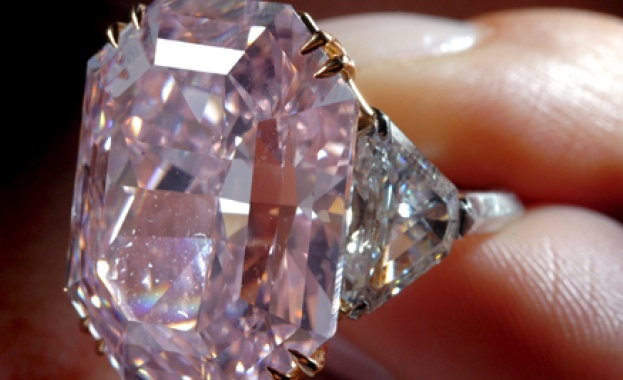 Розов диамант на стойност 25 милиона долара откраднат при сложен