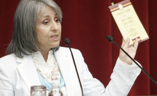Попова: Председателят на КС да разясни казуса "Пеевски"