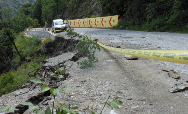 Проливният дъжд отприщи свлачищата в Кърджалийско 