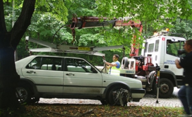Семейство осъди общината в Благоевград и си прибра вдигнат от паяк преди година автомобил