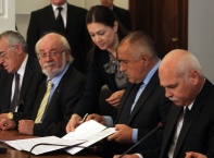  Бойко Борисов и представители на синдикалните и работодателските организации подписаха Национално споразумение Първа работа