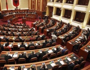 Младежи нахлуха през тераса в албанския парламент