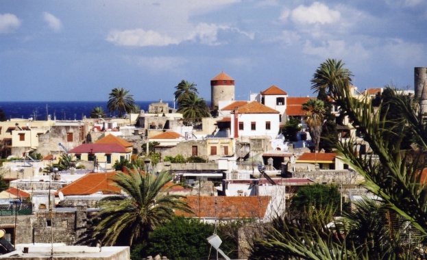 Гърция удължава безплатната почивка за туристите на Родос, чиято ваканция беше прекъсната от пожари