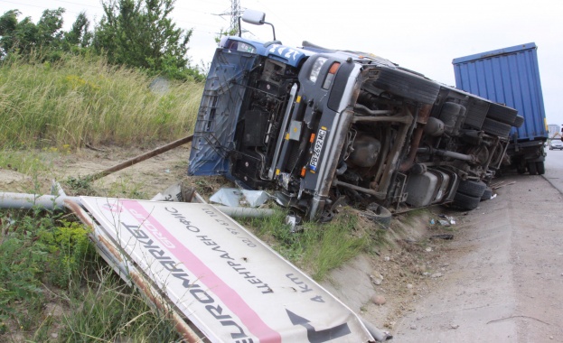 Катастрофирал ТИР затруднява движението по "Тракия"