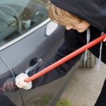 Опит за кражба осуетен: Жена слага капан и заснема мъже край колата си